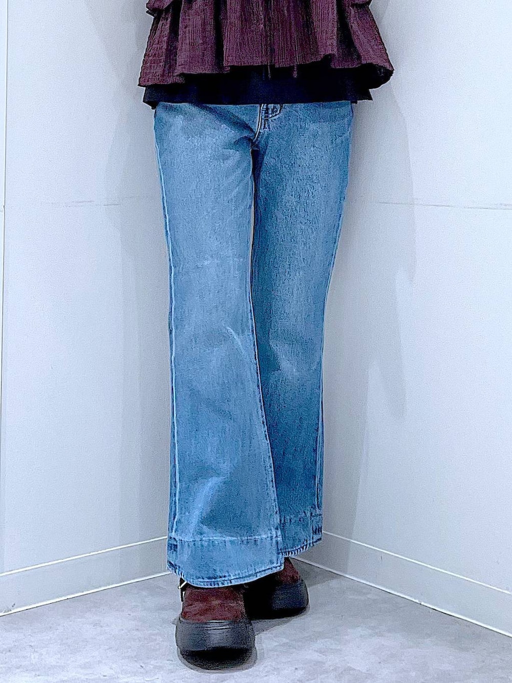 ブルー系のデニムパンツ、ブラウン系のベスト、ブラウン系のその他シューズを着用したレディースの夏コーディネートの8枚目の写真