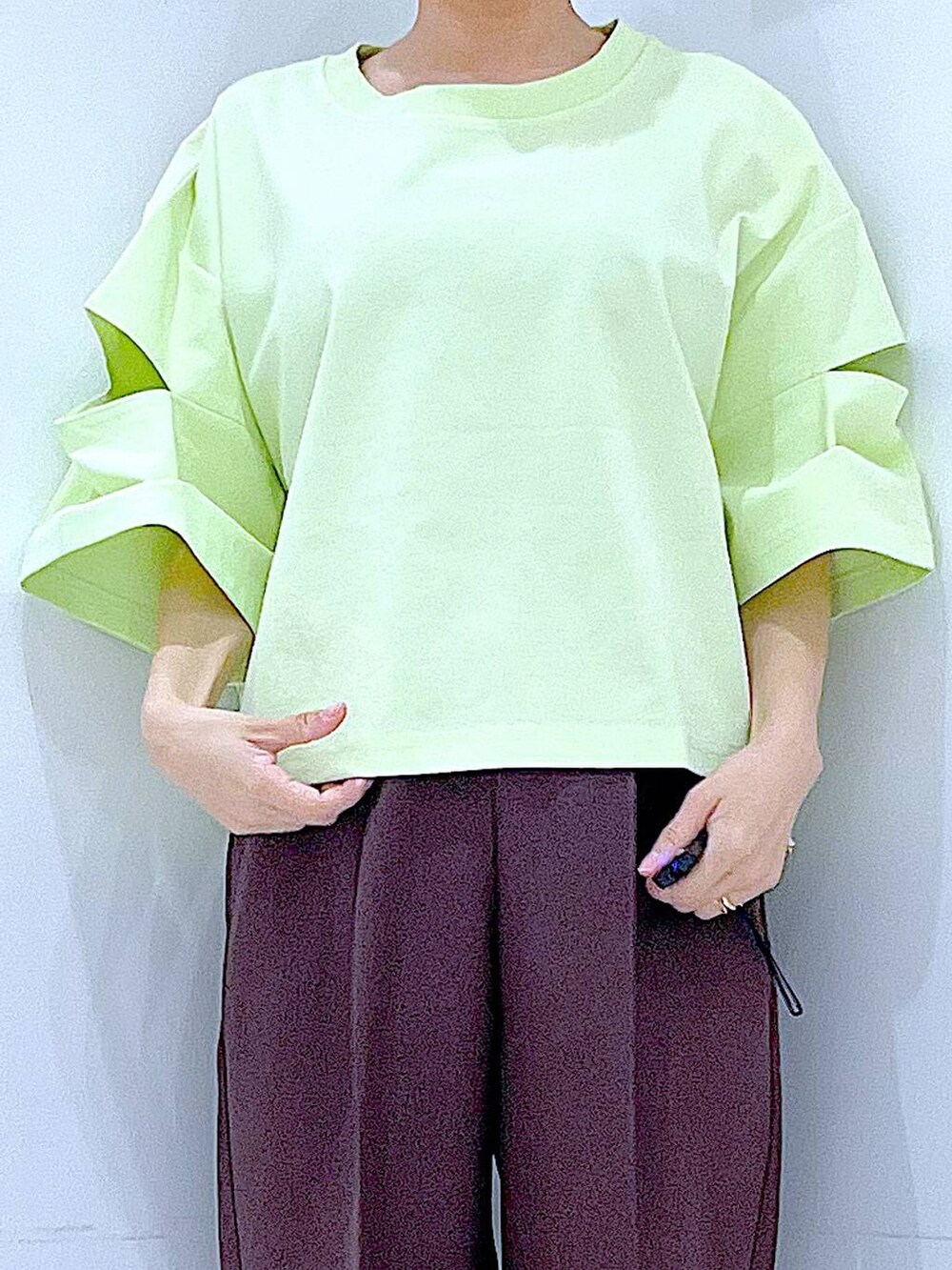 その他のショルダーバッグ、ホワイト系のサンダル、ブラウン系のその他パンツを着用したレディースの夏コーディネートの7枚目の写真