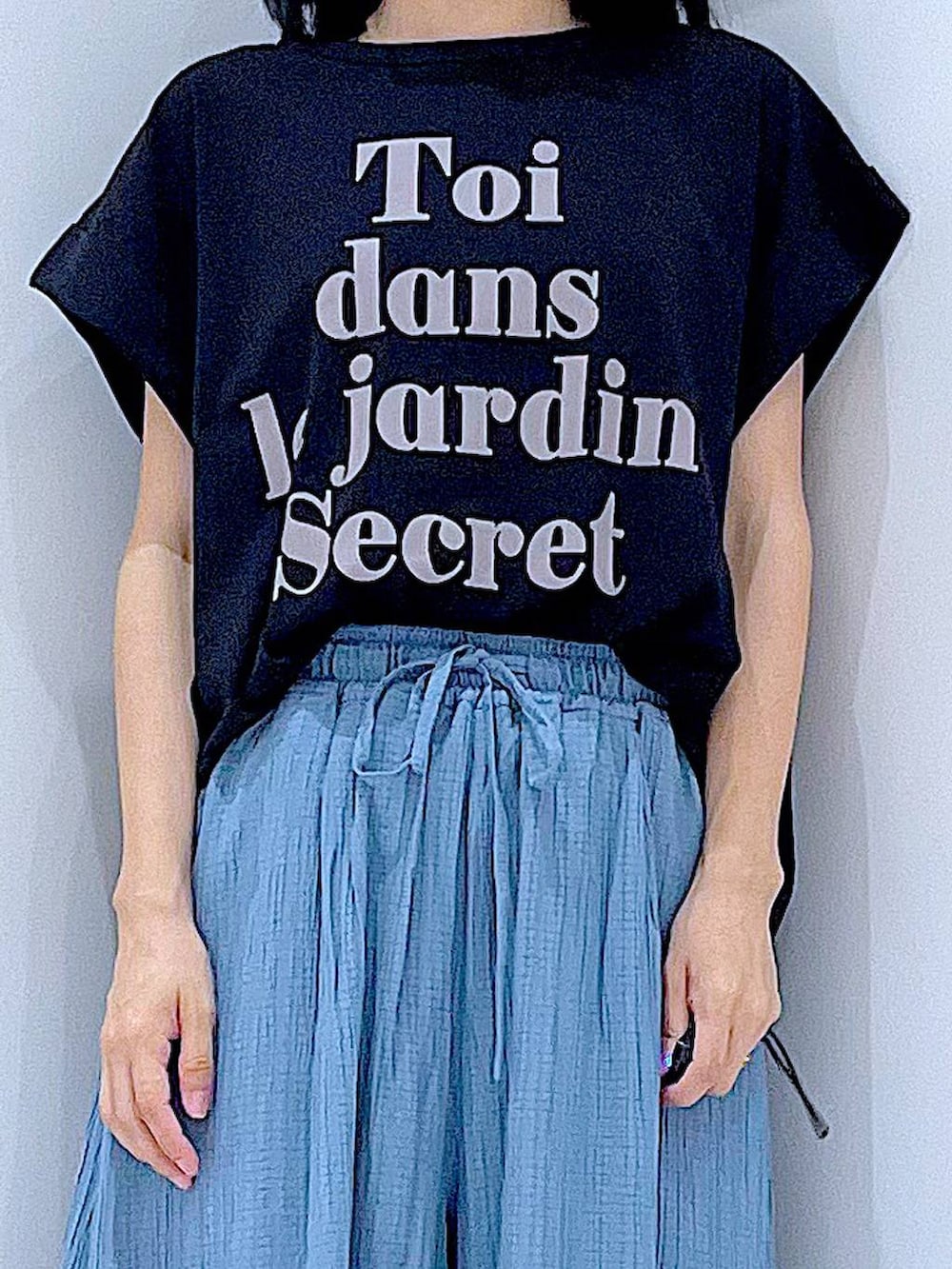 ブラック系のハンドバッグ、ブラック系のTシャツ/カットソー、その他のサングラスを着用したレディースの夏コーディネートの7枚目の写真