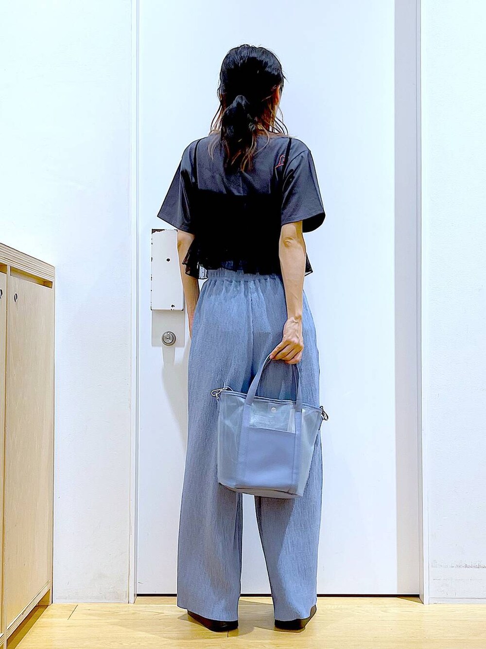 ブラック系のサンダル、ブラック系のキャミソール、ブルー系のその他パンツを着用したレディースの夏コーディネートの5枚目の写真