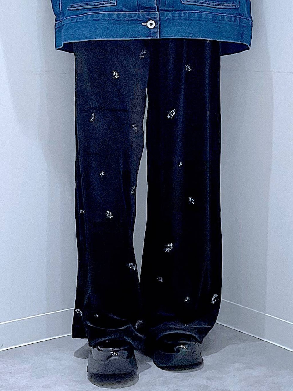 ブラック系のショルダーバッグ、ブラック系のローファー、ブルー系のデニムジャケットを着用したレディースの秋コーディネートの8枚目の写真