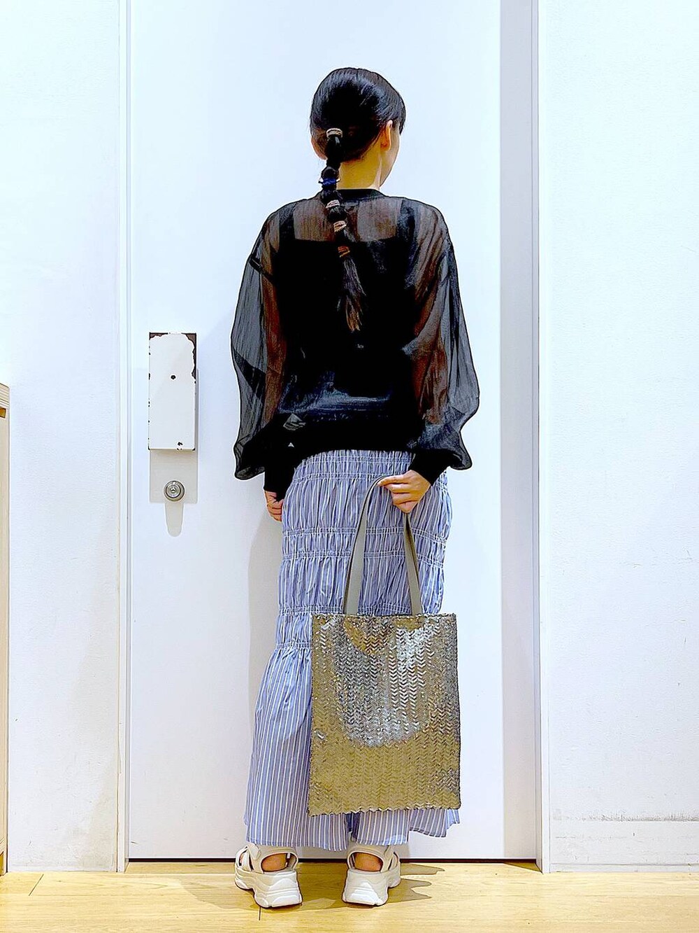 ホワイト系のサンダル、グレー系のトートバッグ、ブラック系のTシャツ/カットソーを着用したレディースの夏コーディネートの5枚目の写真