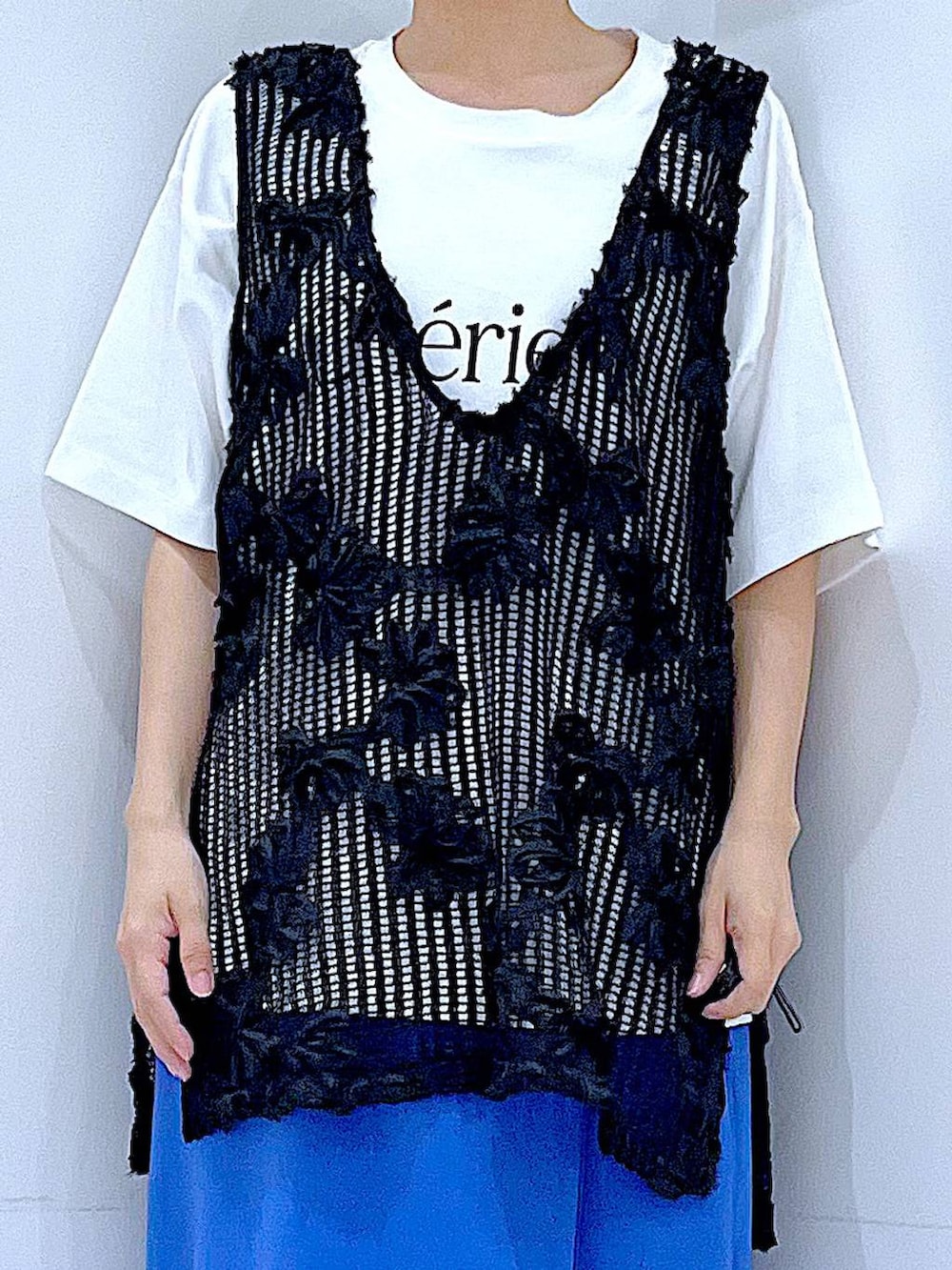 ブラック系のショルダーバッグ、ブラック系のスニーカー、ホワイト系のTシャツ/カットソーを着用したレディースの春コーディネートの7枚目の写真