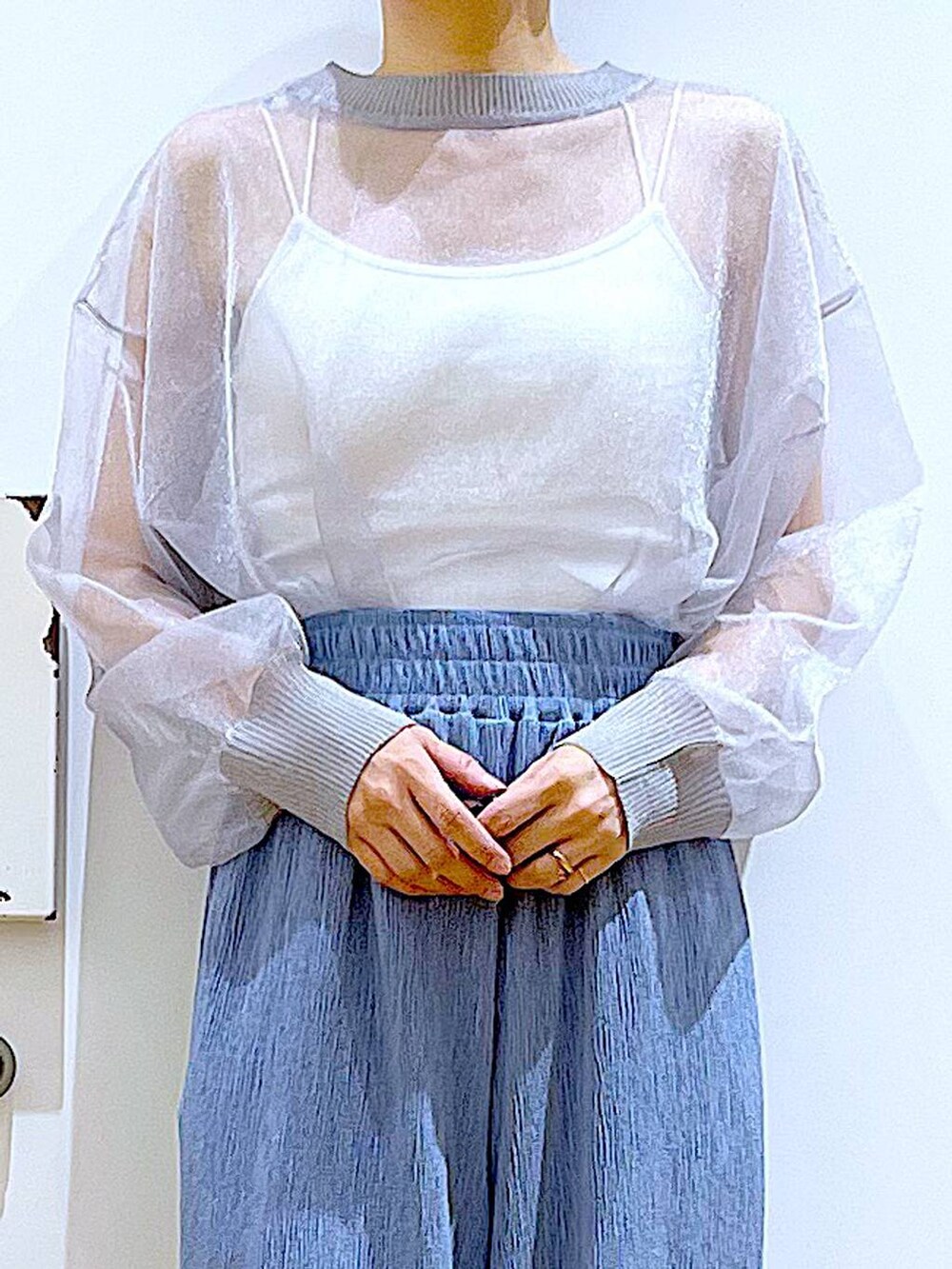 ホワイト系のショルダーバッグ、シルバー系のサンダル、グレー系のカーディガン/ボレロを着用したレディースの春コーディネートの7枚目の写真