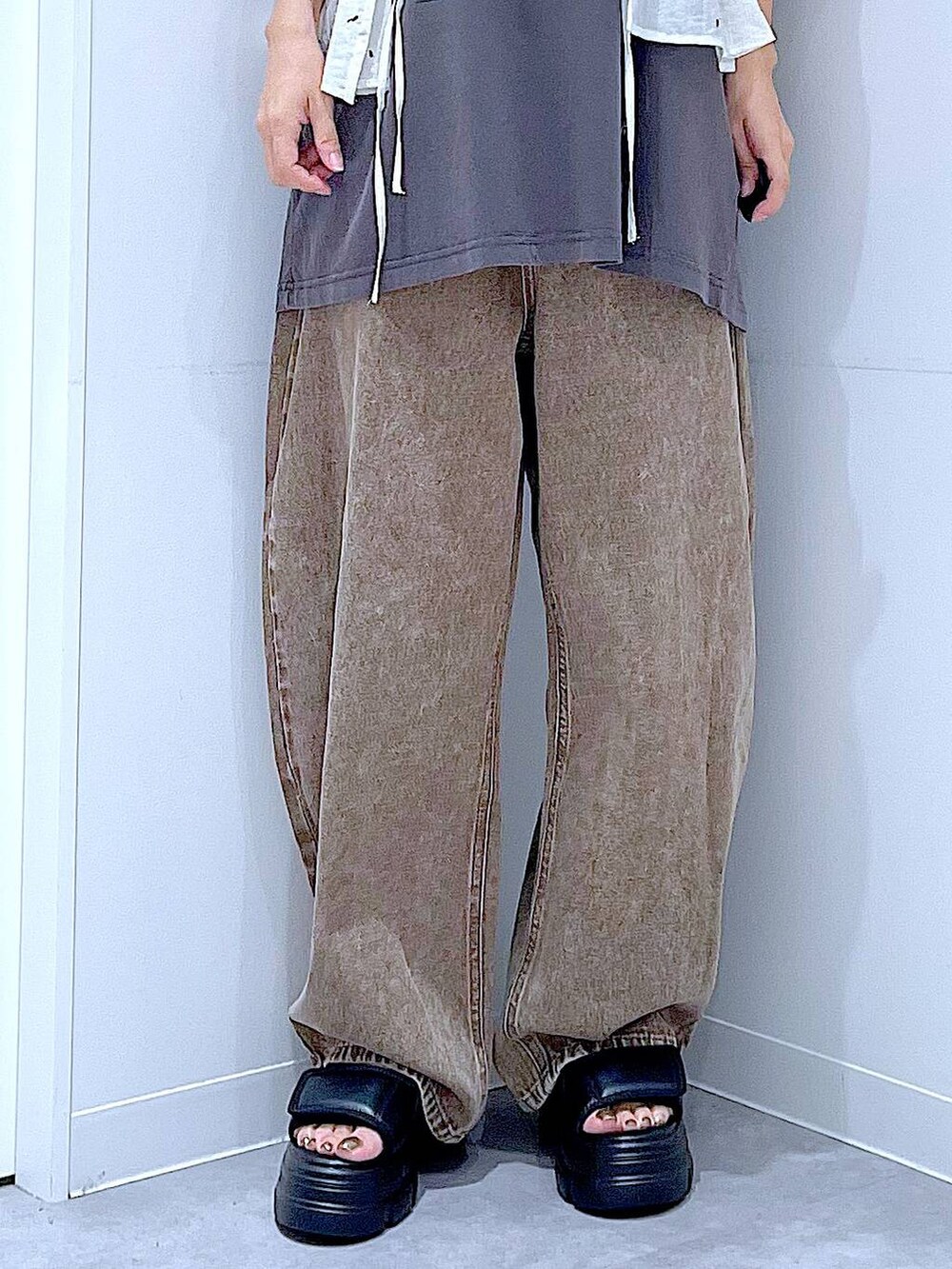 ブラウン系のデニムパンツ、ブラック系のショルダーバッグ、ブラック系のサンダルを着用したレディースの夏コーディネートの8枚目の写真