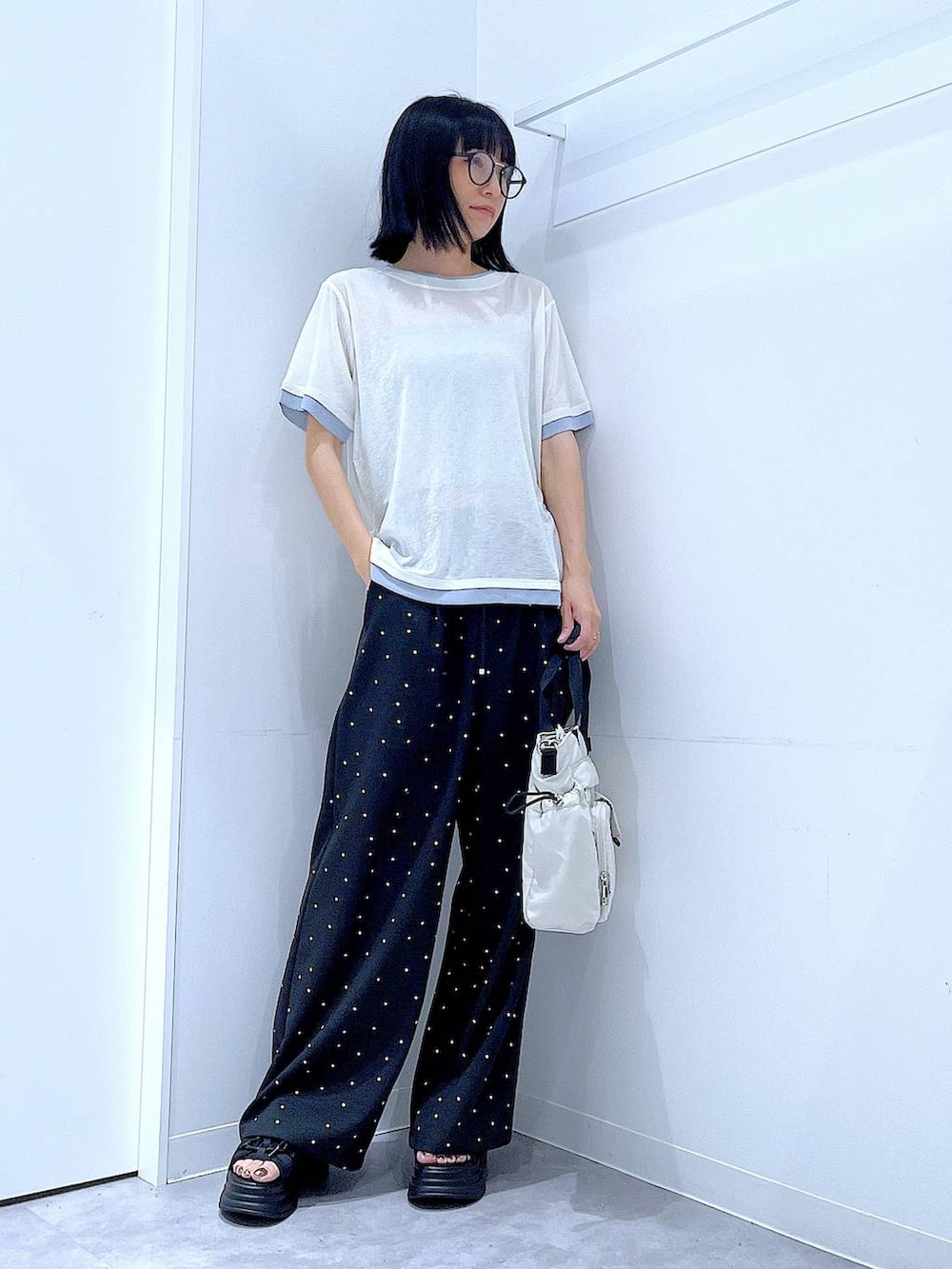 その他のその他パンツ、ホワイト系のトートバッグ、ホワイト系のTシャツ/カットソーを着用したレディースの夏コーディネートの2枚目の写真