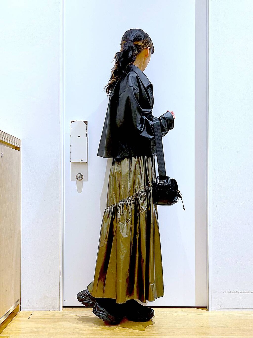 ブラック系のブルゾン、ブラック系のスニーカー、その他のスカートを着用したレディースの春コーディネートの4枚目の写真