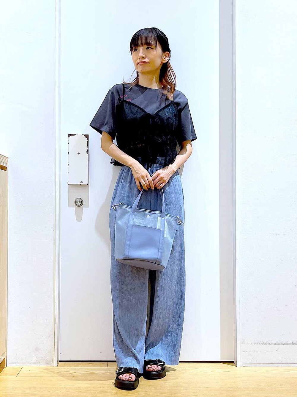 ブラック系のサンダル、ブラック系のキャミソール、ブルー系のその他パンツを着用したレディースの夏コーディネートの2枚目の写真