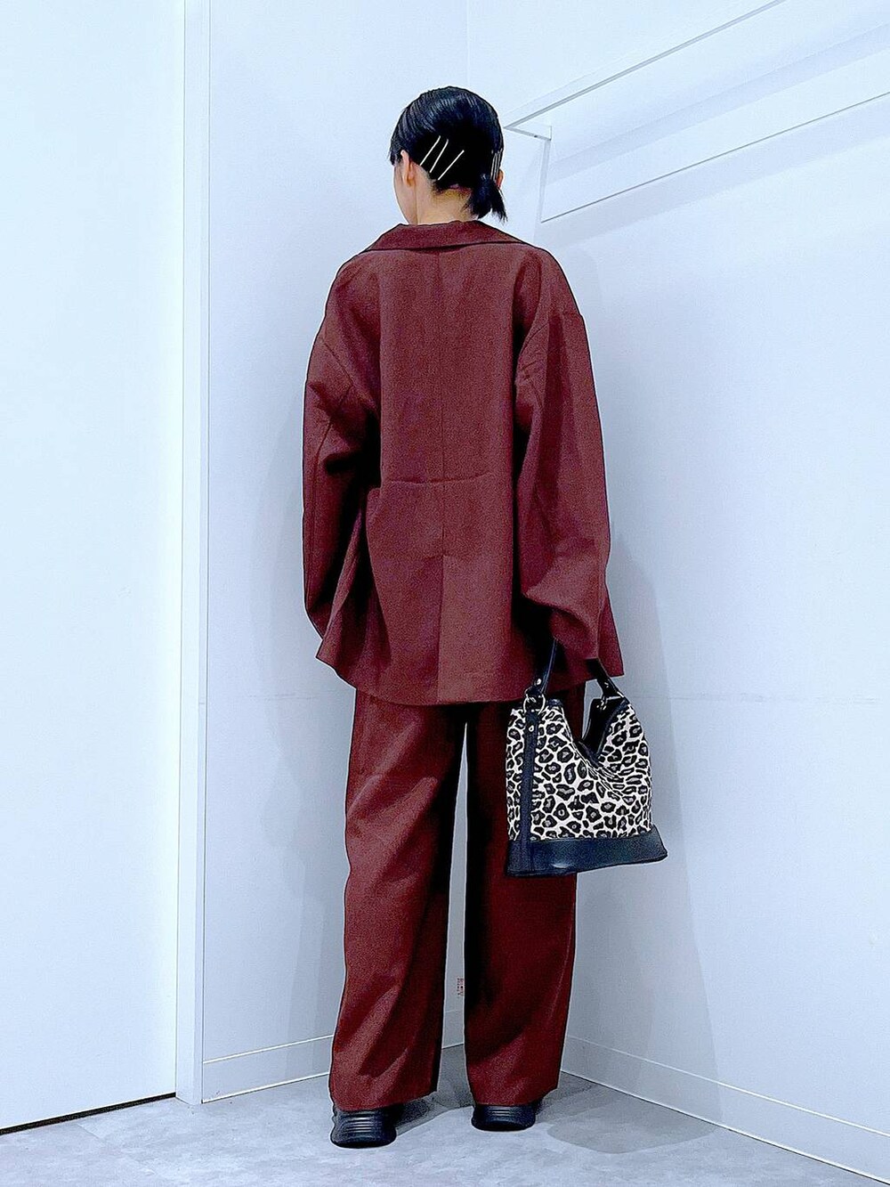 ブラック系のローファー、その他のショルダーバッグ、レッド系のテーラードジャケットを着用したレディースの秋コーディネートの5枚目の写真