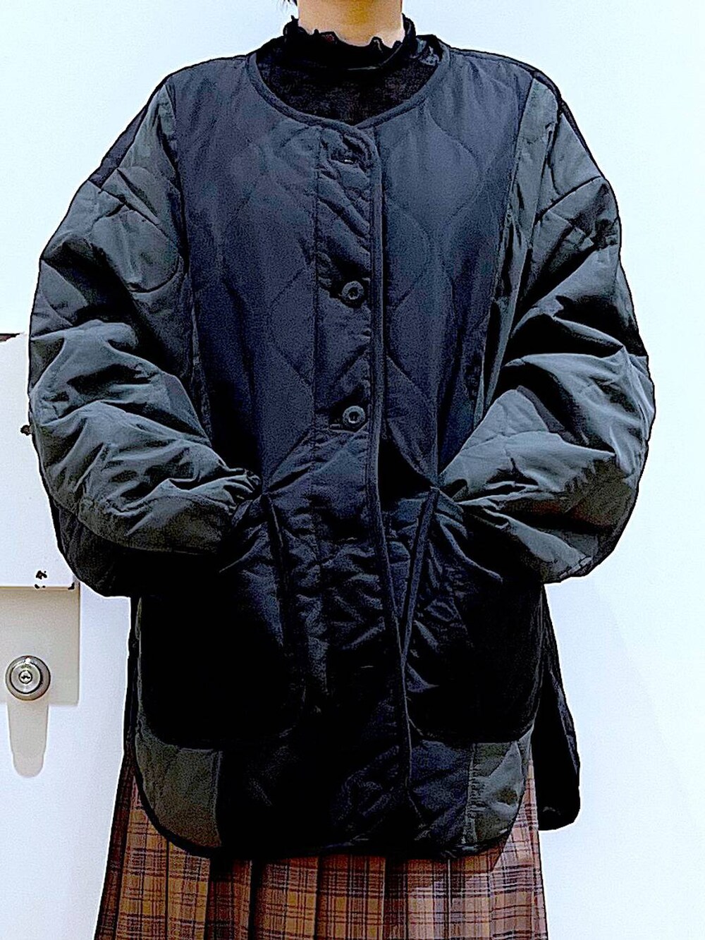 ベージュ系のトートバッグ、ブラック系のブルゾン、ブラック系のTシャツ/カットソーを着用したレディースの秋コーディネートの7枚目の写真