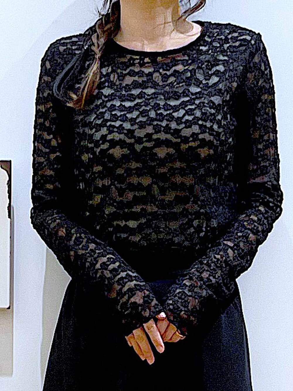 ブラック系のショルダーバッグ、ブラック系のパンプス、ブラック系のスカートを着用したレディースの春コーディネートの7枚目の写真