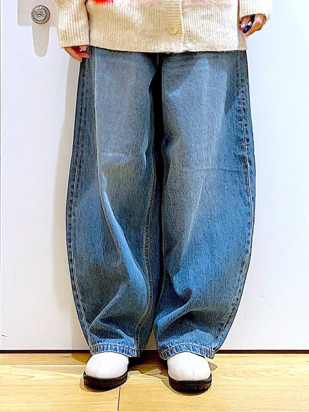 ベージュ系のブーツ、ベージュ系のニット/セーター、ブルー系のデニムパンツを着用したレディースの冬コーディネートの8枚目の写真