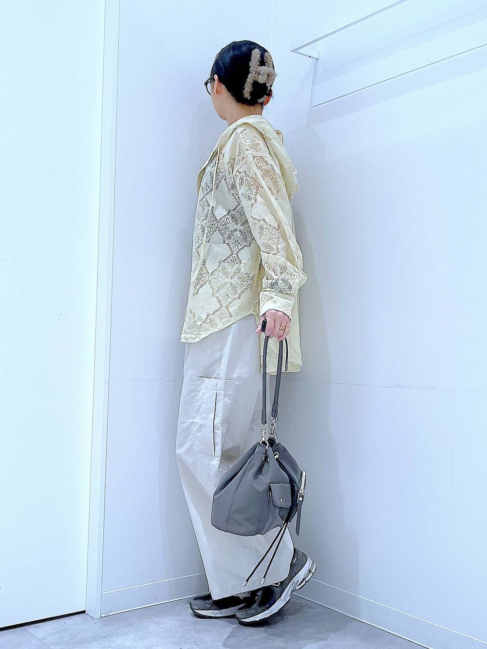 グレー系のショルダーバッグ、ベージュ系のシャツ/ブラウス、ベージュ系のカーゴパンツを着用したレディースの春コーディネートの3枚目の写真