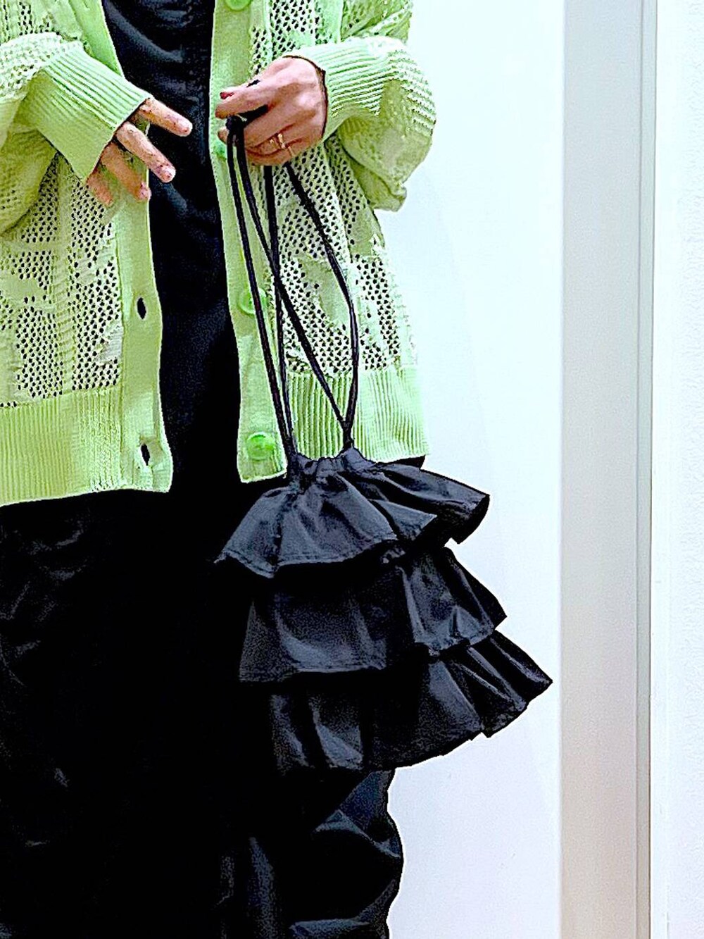 ブラック系のショルダーバッグ、ブラック系のパンプス、ブラック系のワンピースを着用したレディースの春コーディネートの9枚目の写真