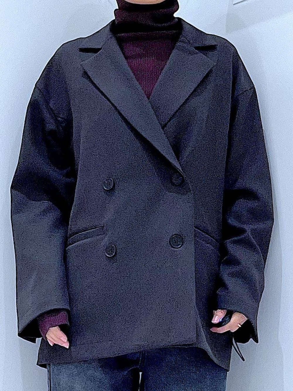 ブラウン系のハンドバッグ、ブラウン系のニット/セーター、グレー系のテーラードジャケットを着用したレディースの冬コーディネートの7枚目の写真