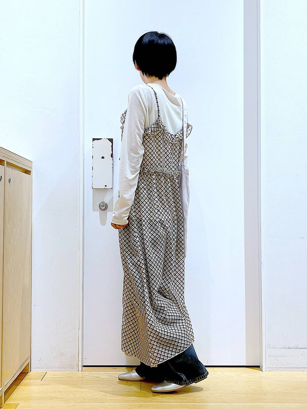 ブルー系のデニムパンツ、シルバー系のパンプス、ホワイト系のTシャツ/カットソーを着用したレディースの春コーディネートの3枚目の写真