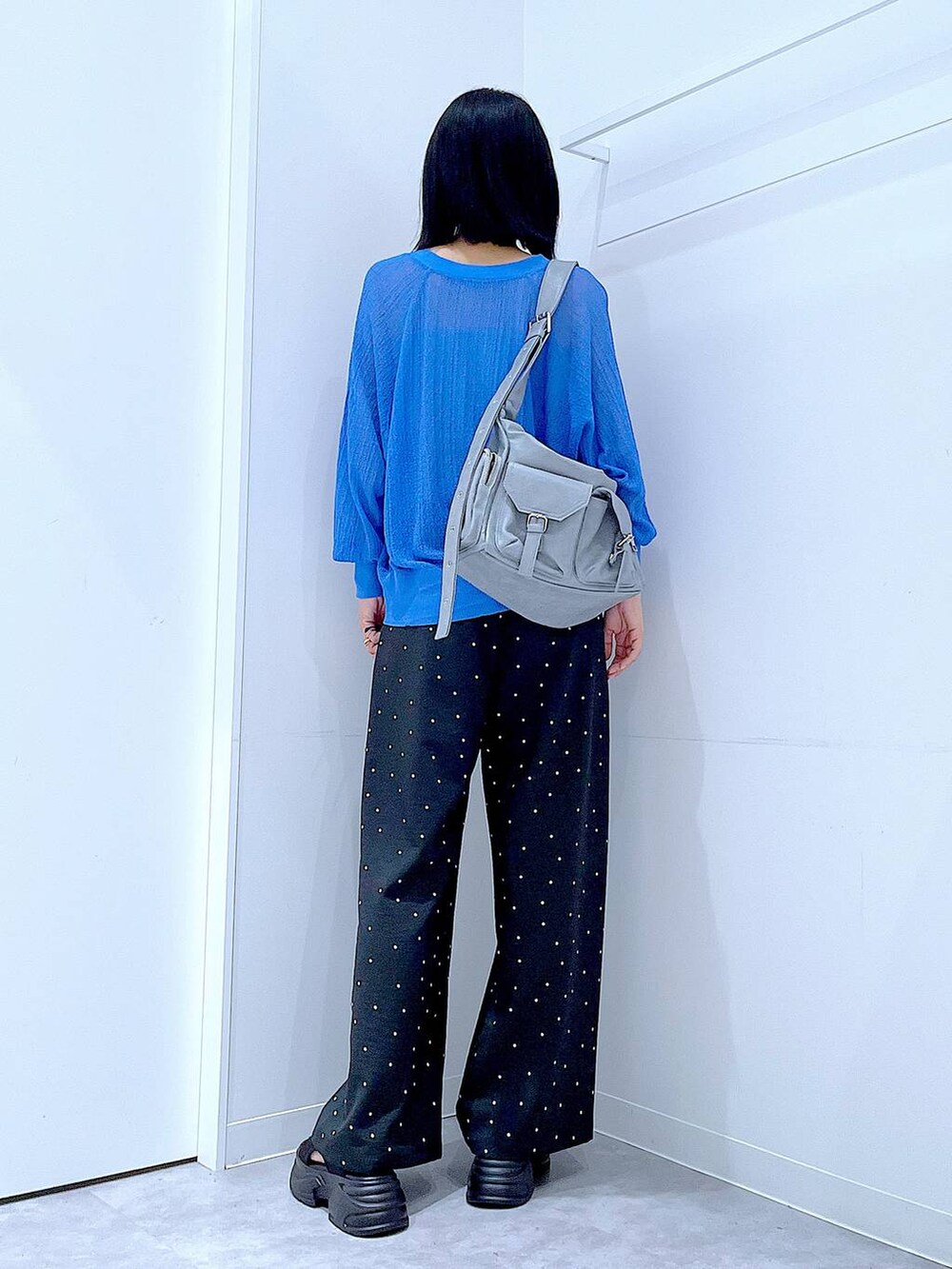 その他のその他パンツ、グレー系のショルダーバッグ、ブラック系のサンダルを着用したレディースの夏コーディネートの5枚目の写真