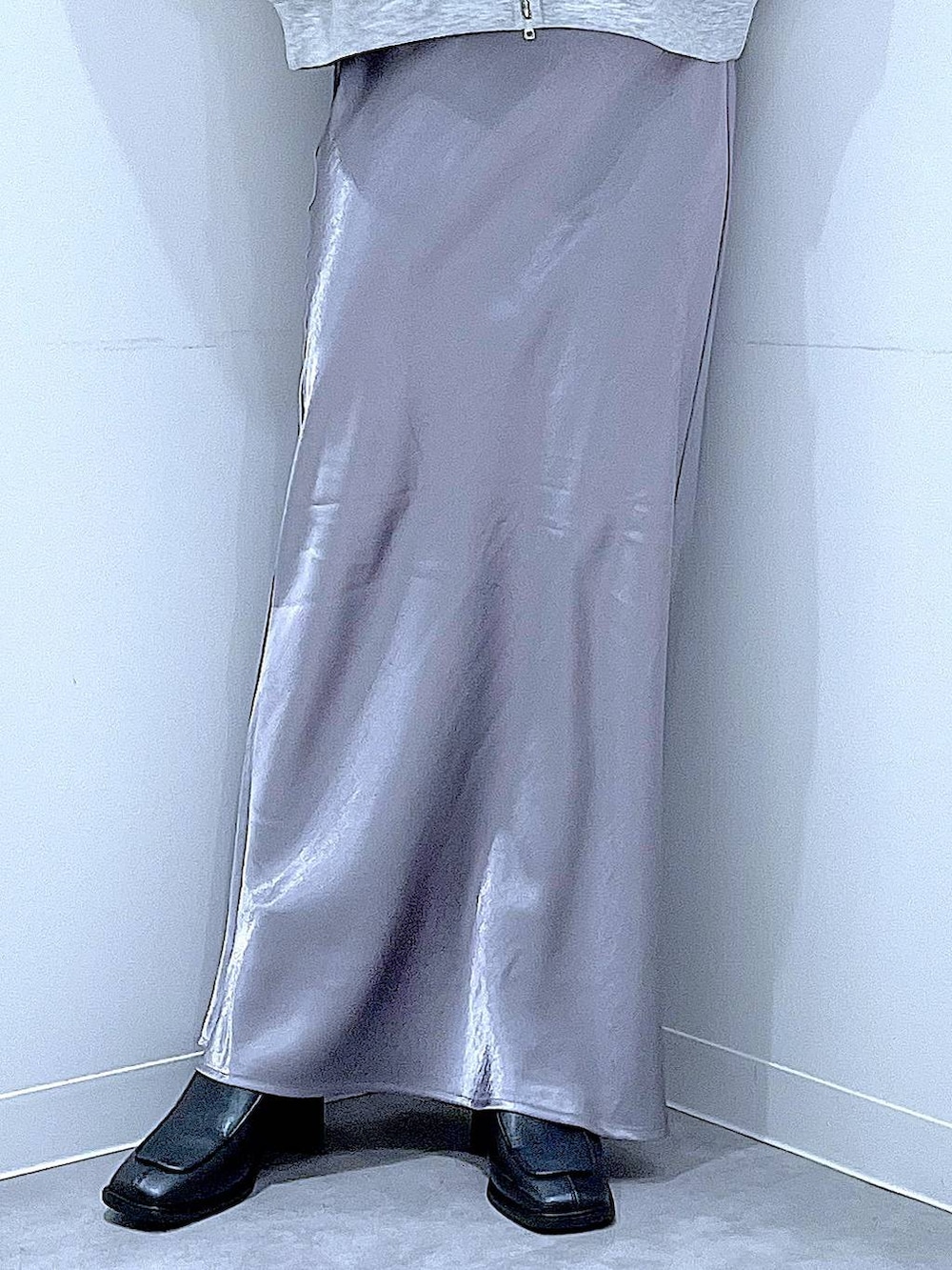 ブラック系のブーツ、グレー系のスカート、グレー系のパーカーを着用したレディースの春コーディネートの8枚目の写真