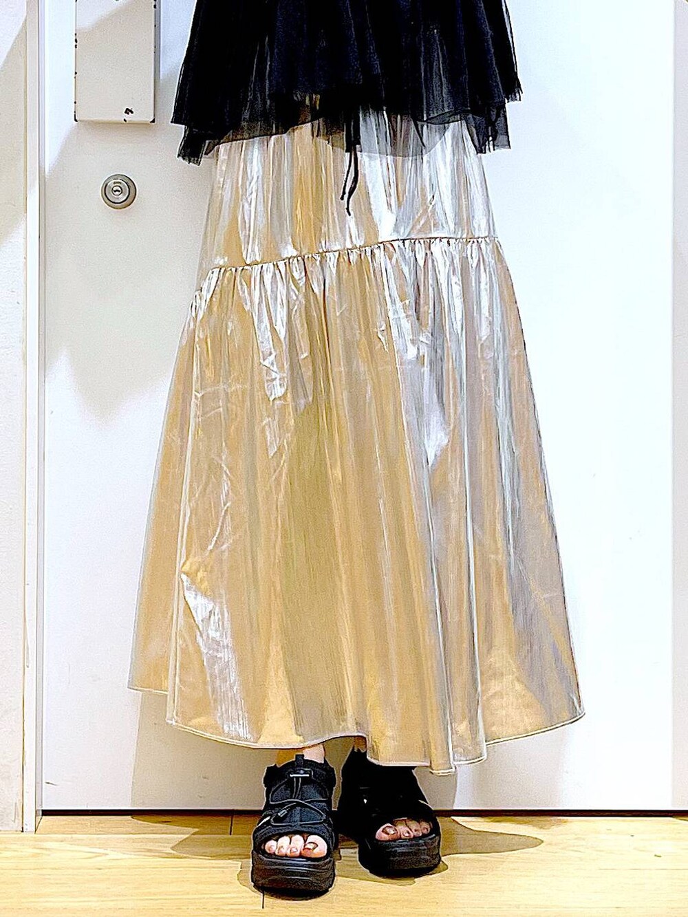 ブラック系のサンダル、ブルー系のTシャツ/カットソー、ブラック系のベストを着用したレディースの夏コーディネートの8枚目の写真