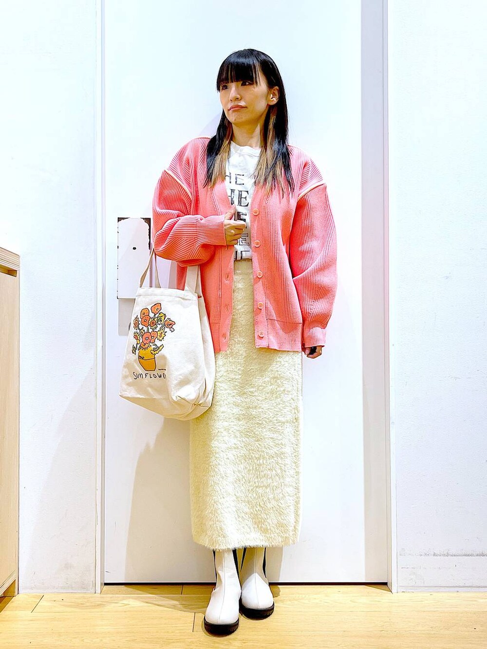 ホワイト系のTシャツ/カットソー、その他のトートバッグ、ベージュ系のブーツを着用したレディースの冬コーディネートの2枚目の写真