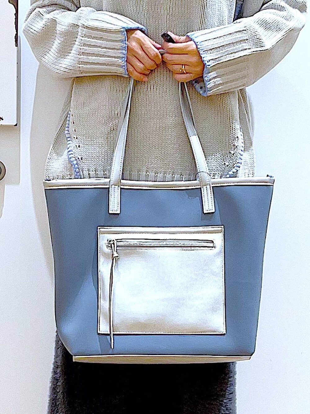 グレー系のトートバッグ、ベージュ系のブーツ、グレー系のスカートを着用したレディースの冬コーディネートの9枚目の写真