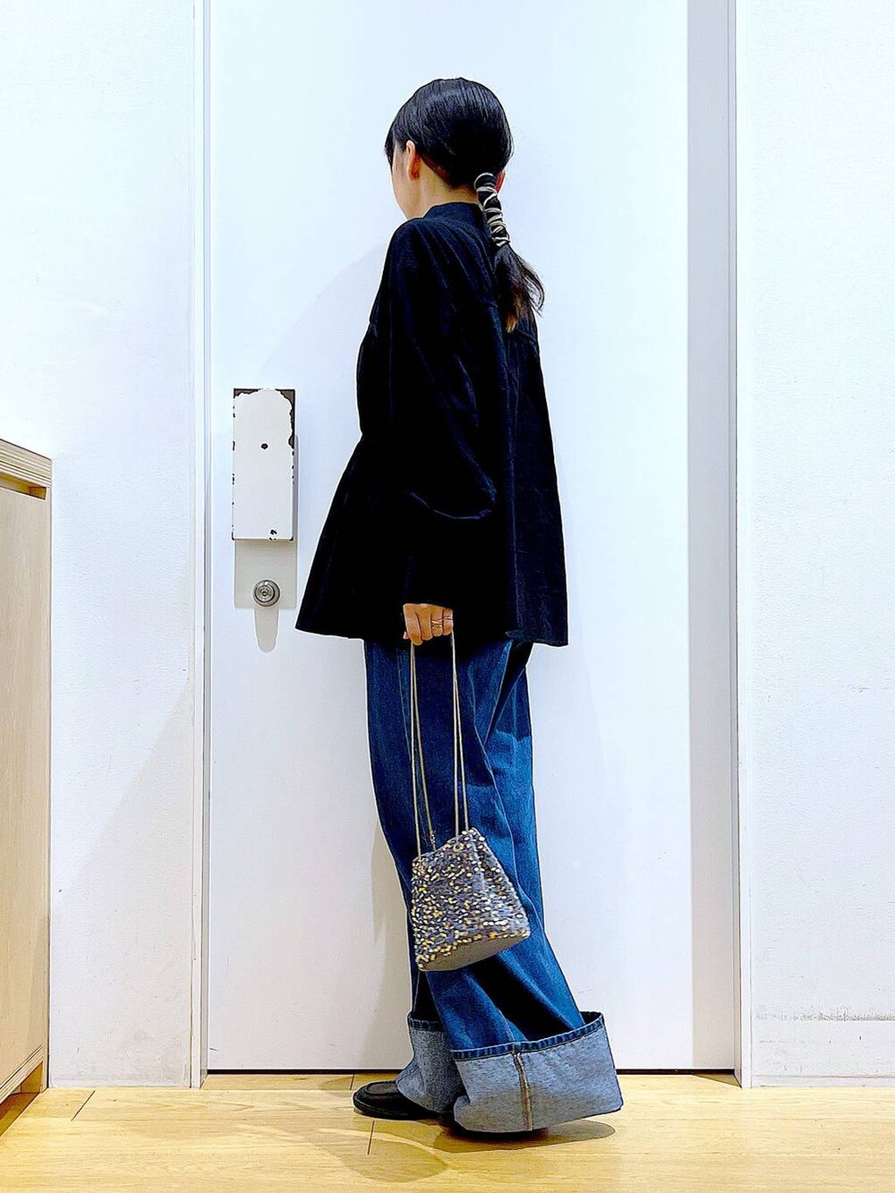 グレー系のショルダーバッグ、ブラック系のローファー、ブラック系のシャツ/ブラウスを着用したレディースの秋コーディネートの3枚目の写真