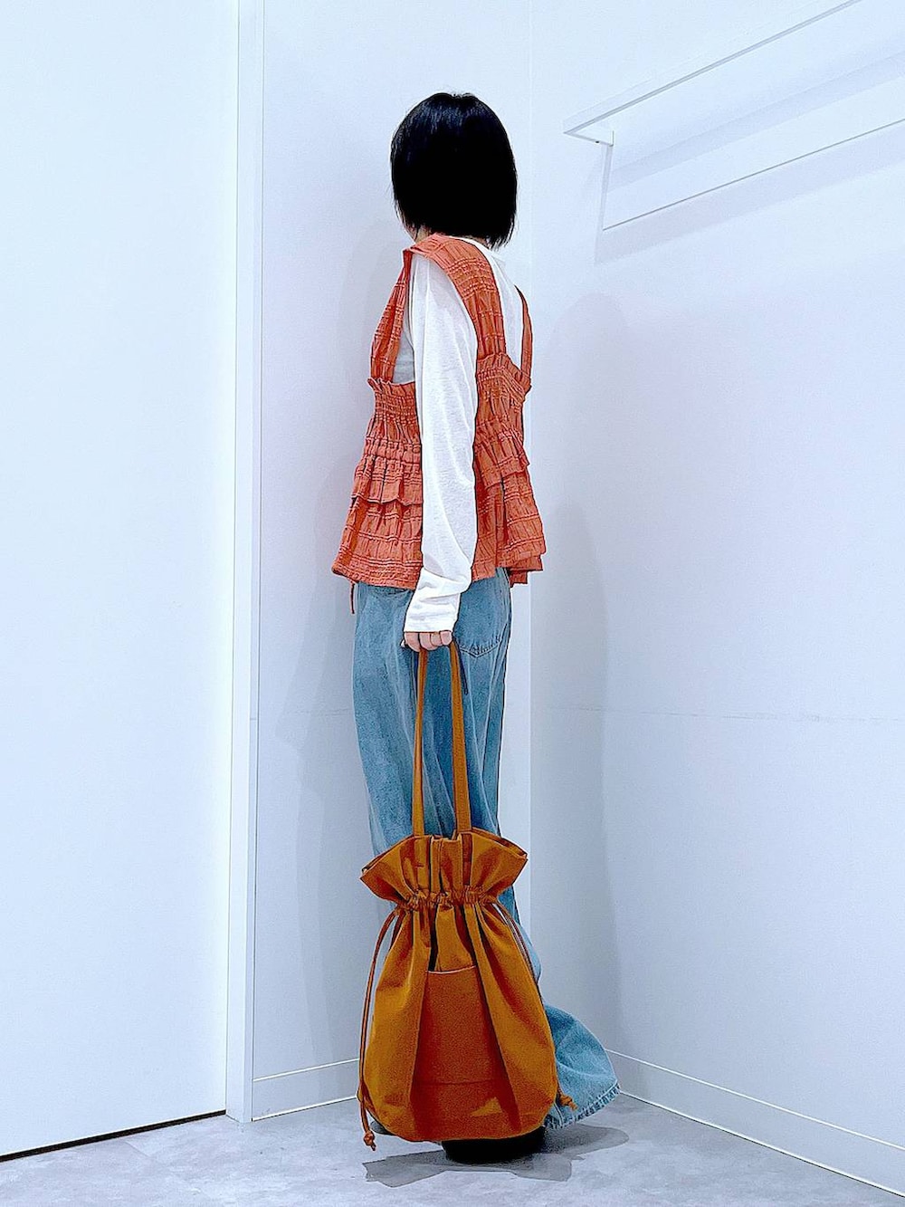 ホワイト系のTシャツ/カットソー、ブラック系のローファー、ブラウン系のトートバッグを着用したレディースの秋コーディネートの3枚目の写真