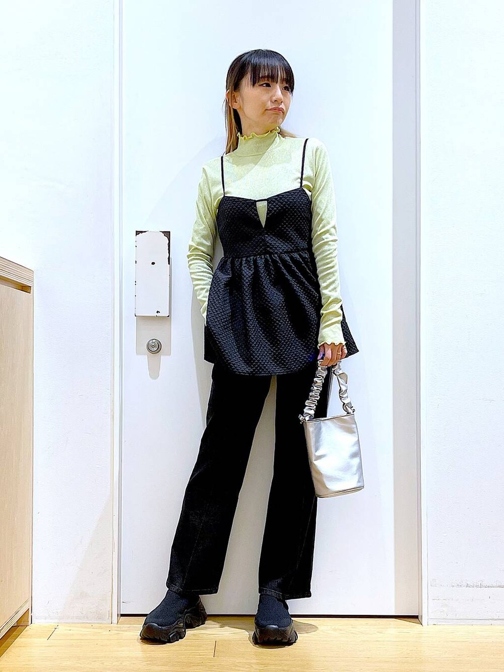 その他のショルダーバッグ、グレー系のデニムパンツ、グリーン系のTシャツ/カットソーを着用したレディースの春コーディネートの2枚目の写真