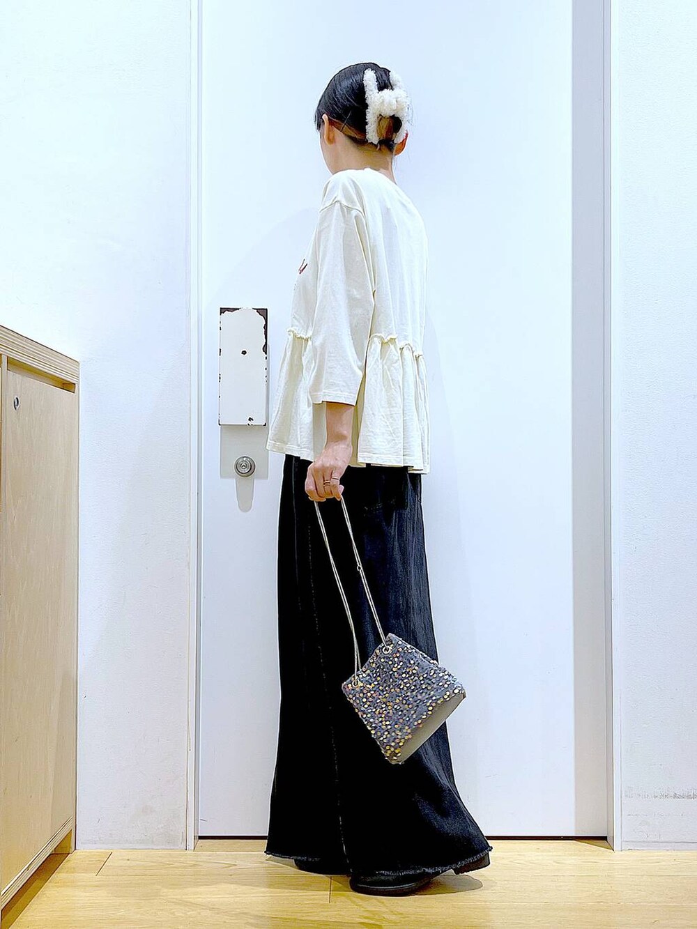 グレー系のショルダーバッグ、ブラック系のローファー、ベージュ系のTシャツ/カットソーを着用したレディースの秋コーディネートの3枚目の写真