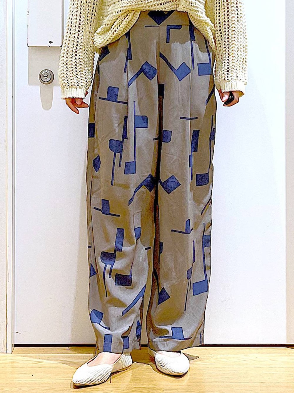 ホワイト系のニット/セーター、イエロー系のショルダーバッグ、ホワイト系のパンプスを着用したレディースの春コーディネートの8枚目の写真