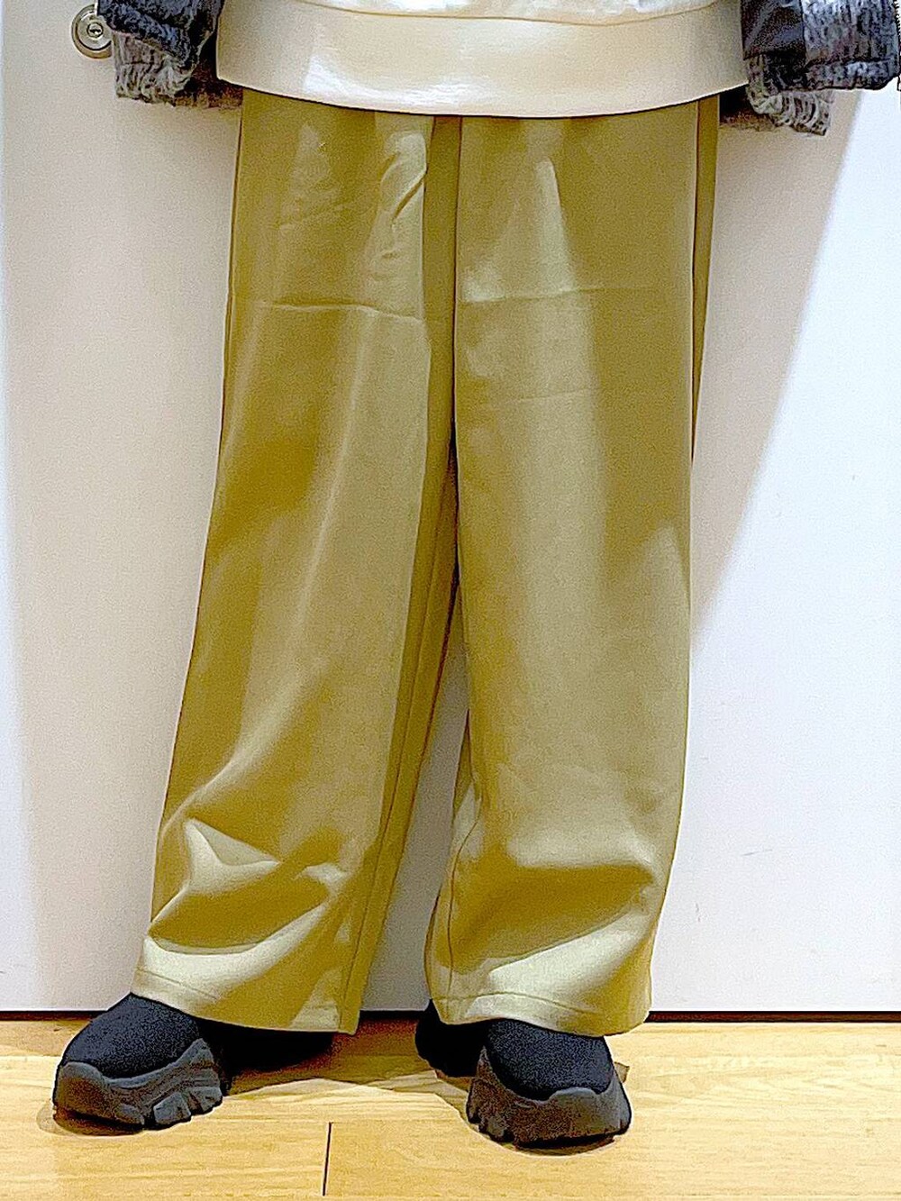 その他のブルゾン、ブラック系のブーツ、イエロー系のその他パンツを着用したレディースの冬コーディネートの8枚目の写真