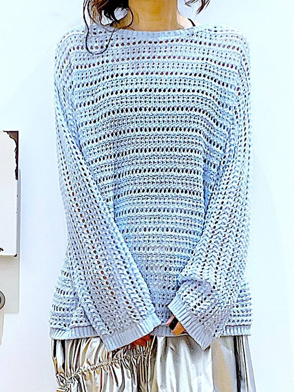 ブルー系のニット/セーター、シルバー系のスカート、ホワイト系のショルダーバッグを着用したレディースの春コーディネートの7枚目の写真