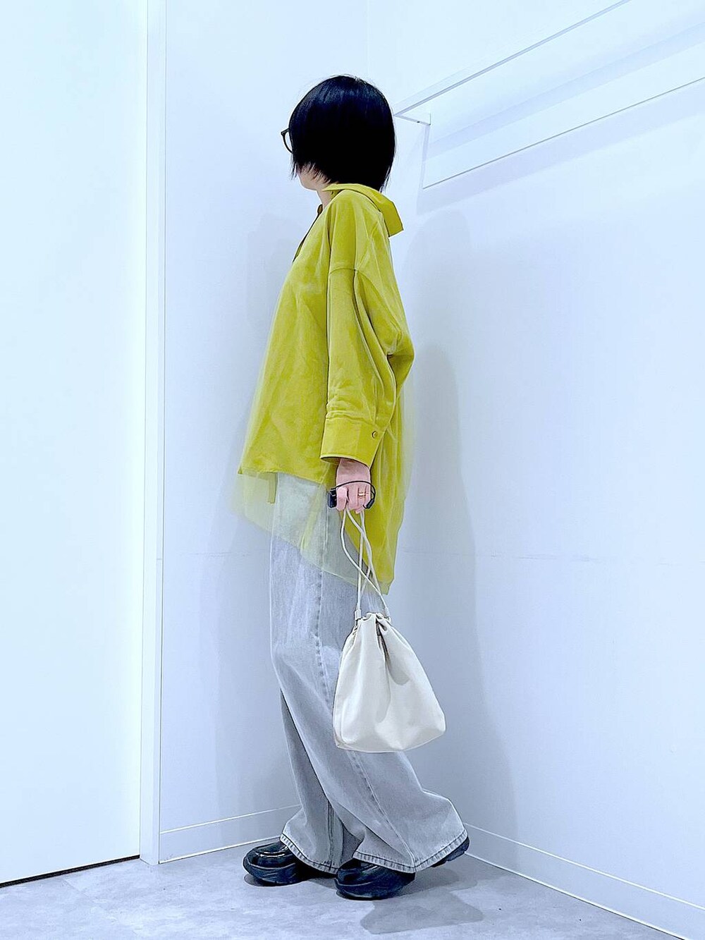 ブラック系のローファー、ベージュ系のショルダーバッグ、イエロー系のシャツ/ブラウスを着用したレディースの秋コーディネートの3枚目の写真