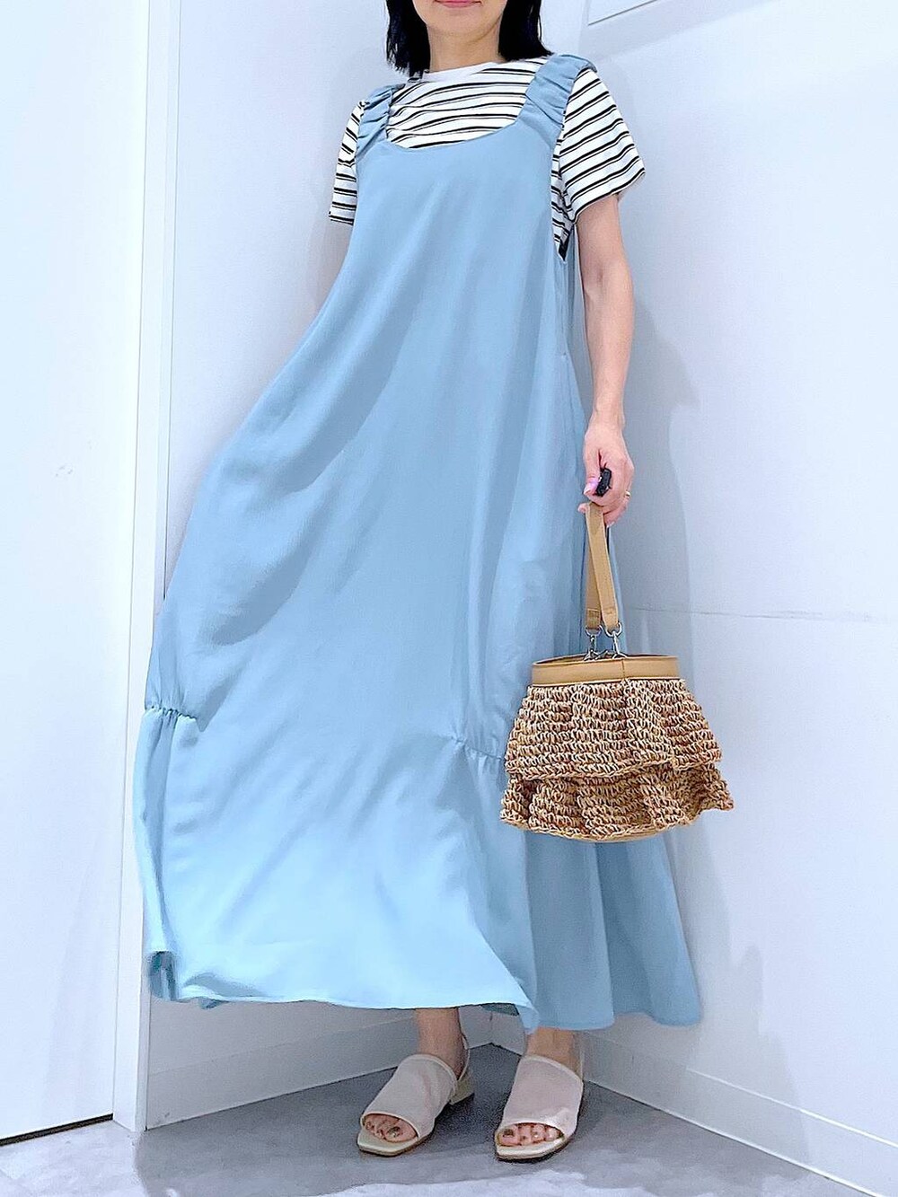 ベージュ系のショルダーバッグ、ホワイト系のサンダル、ベージュ系のTシャツ/カットソーを着用したレディースの夏コーディネートの6枚目の写真