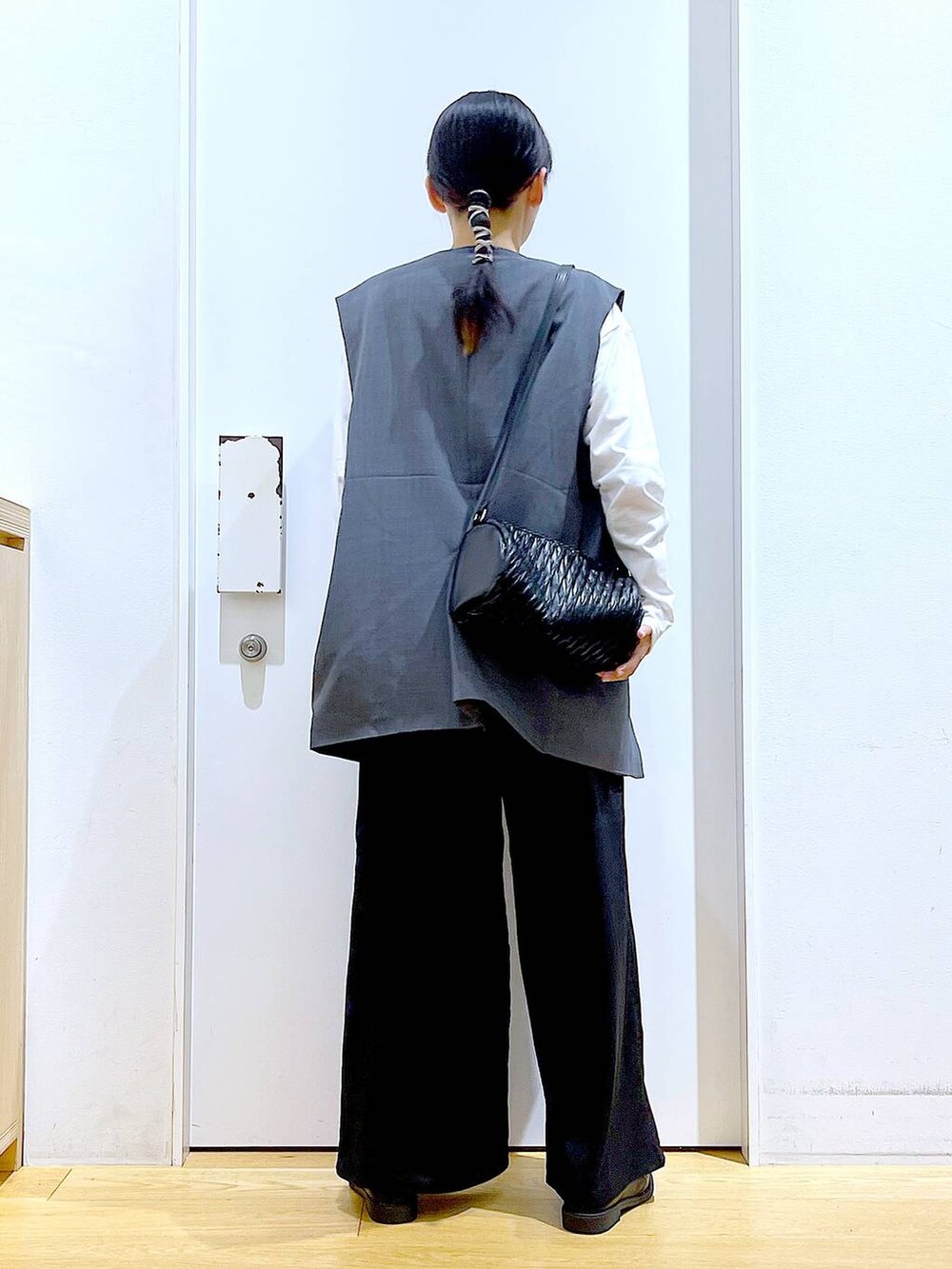 ブラック系のショルダーバッグ、ブラック系のローファー、ブラック系のその他パンツを着用したレディースの秋コーディネートの5枚目の写真