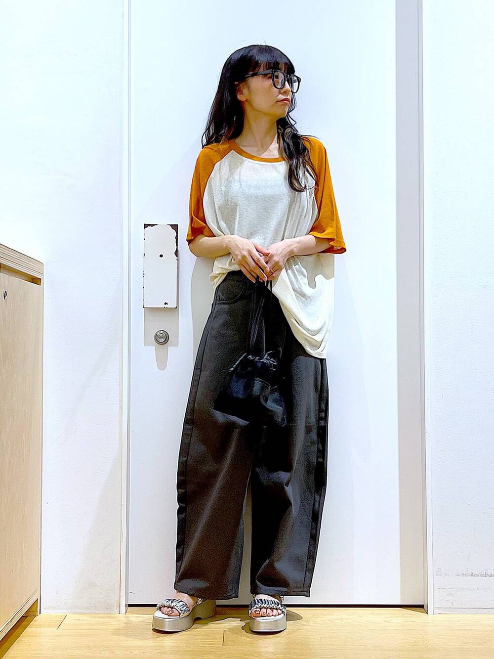 ブラック系のショルダーバッグ、グレー系のその他パンツ、シルバー系のサンダルを着用したレディースの夏コーディネートの2枚目の写真