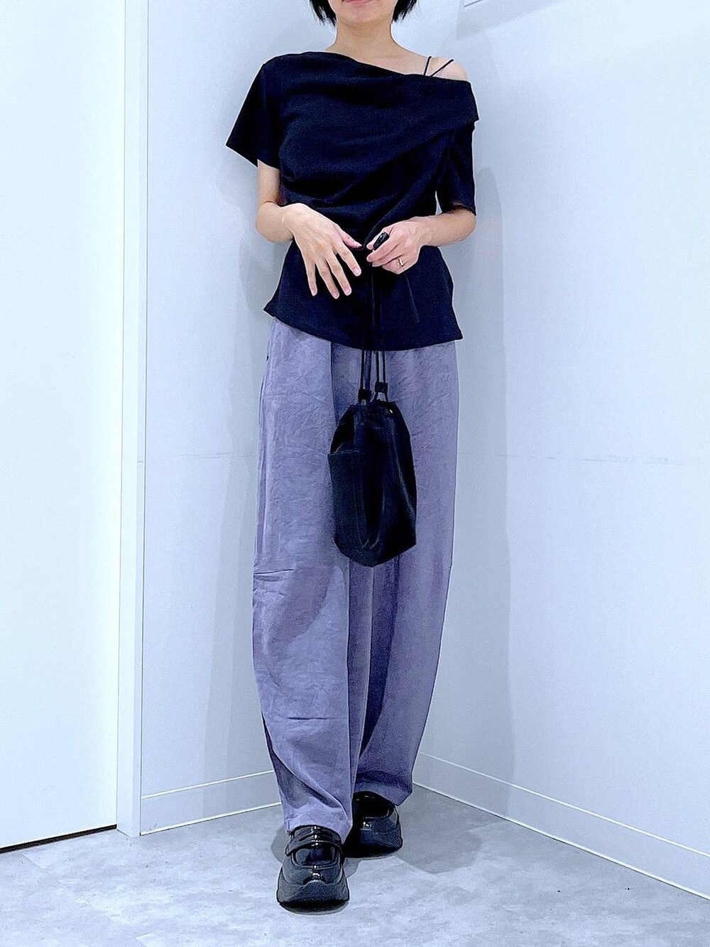 ブラック系のローファー、ブラック系のショルダーバッグ、パープル系のその他パンツを着用したレディースの夏コーディネートの6枚目の写真