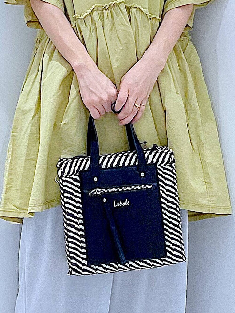 ブラック系のショルダーバッグ、ブラック系のサンダル、グレー系のその他パンツを着用したレディースの夏コーディネートの9枚目の写真