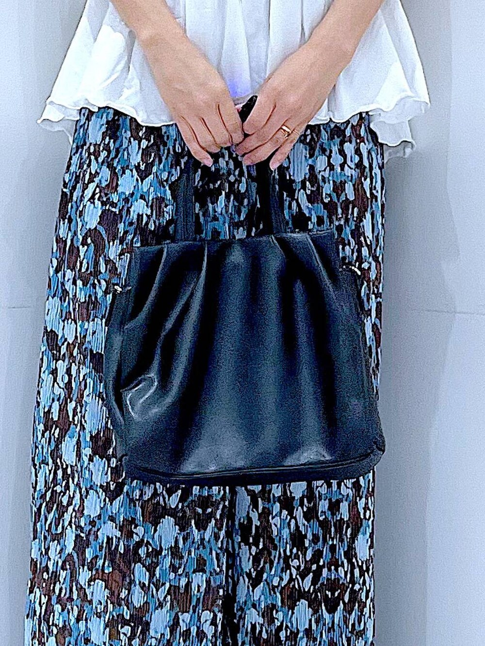 ブラック系のサンダル、ブルー系のその他パンツ、ブラック系のハンドバッグを着用したレディースの夏コーディネートの9枚目の写真