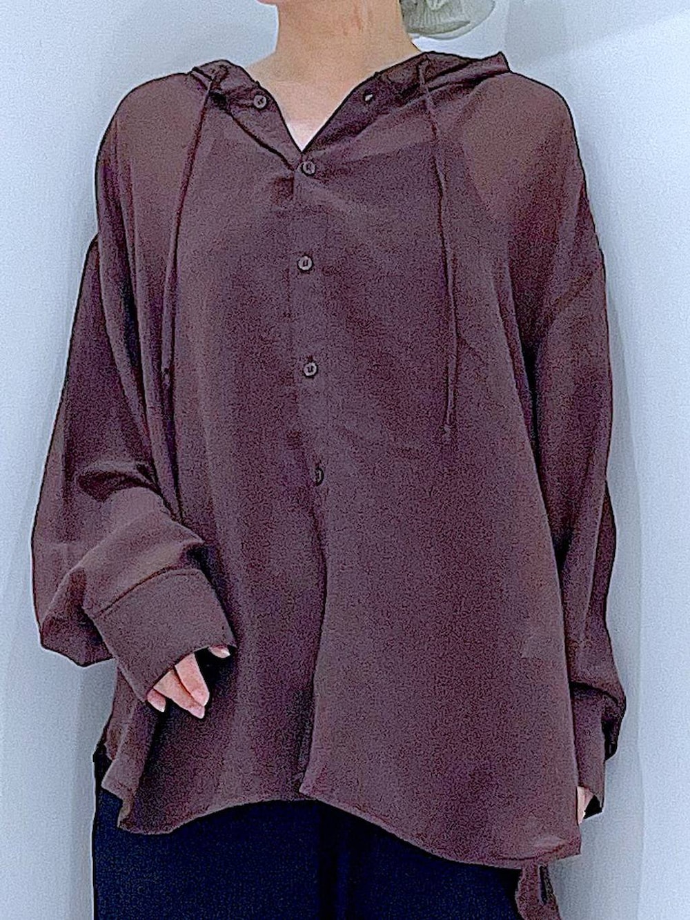 ブラック系のその他パンツ、グレー系のトートバッグ、ブラック系のサンダルを着用したレディースの夏コーディネートの7枚目の写真