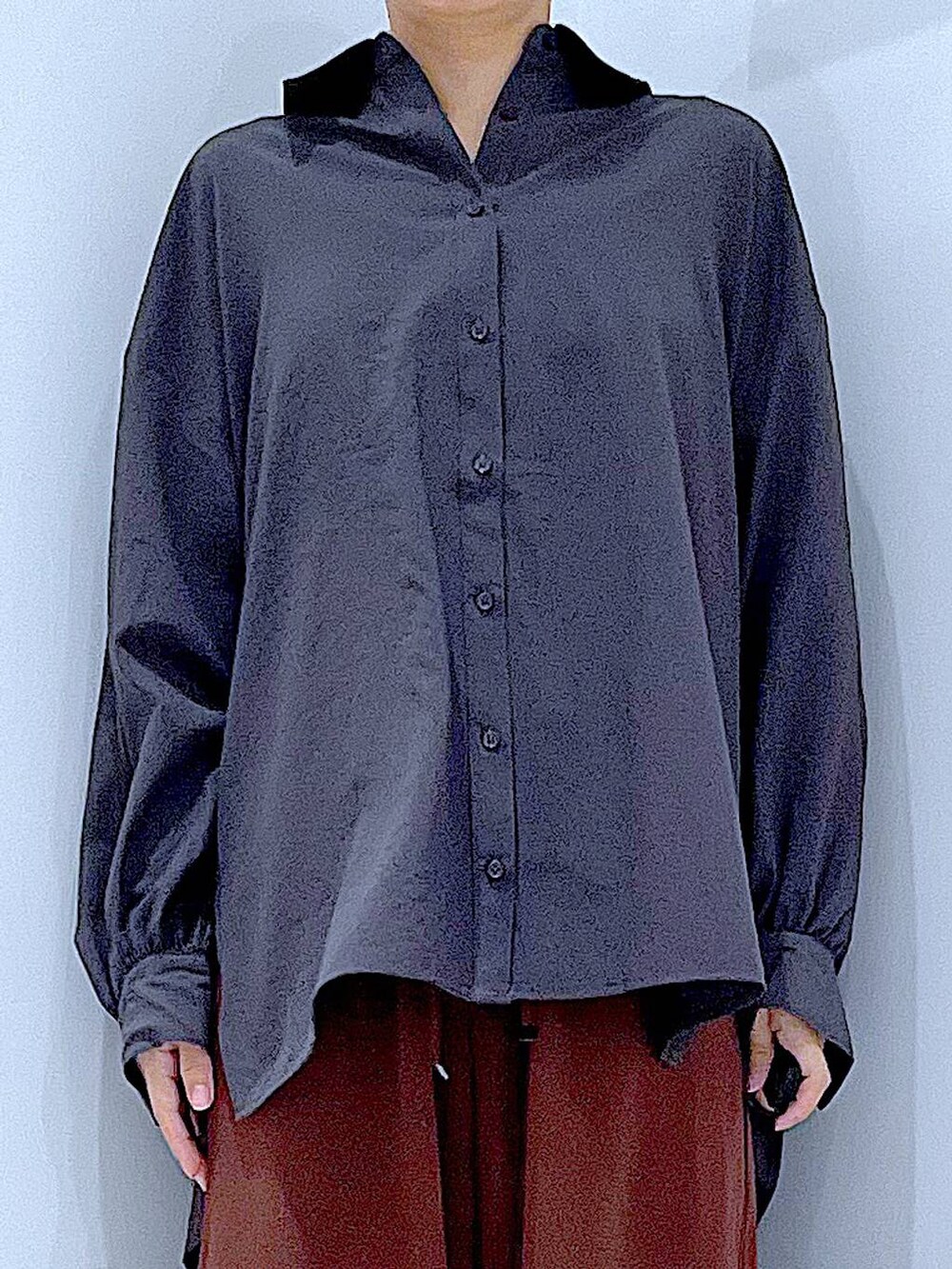 ホワイト系のローファー、ホワイト系のショルダーバッグ、ブラウン系のその他パンツを着用したレディースの秋コーディネートの7枚目の写真