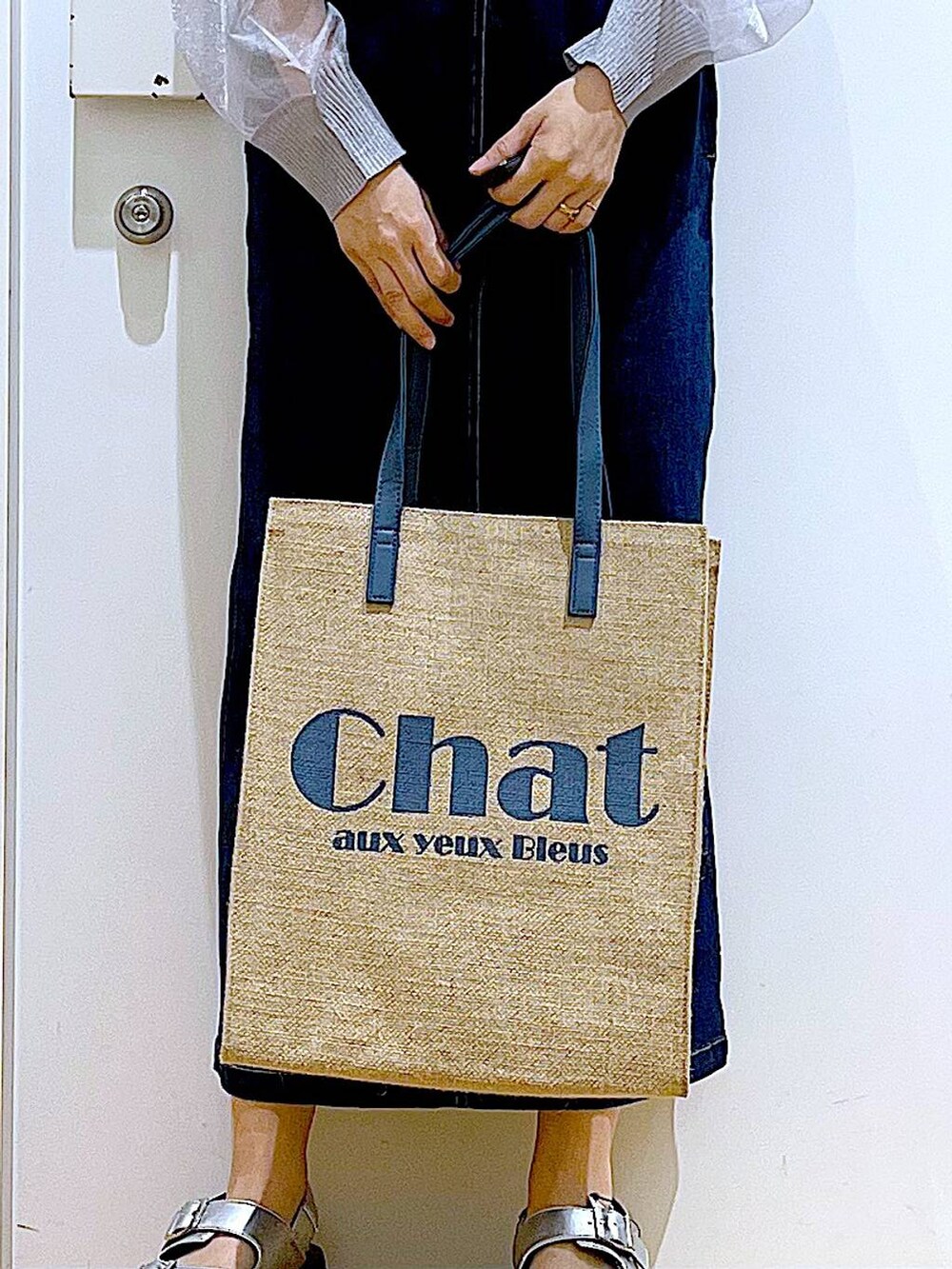 ブルー系のジャンパースカート、ブルー系のトートバッグ、シルバー系のサンダルを着用したレディースの夏コーディネートの9枚目の写真