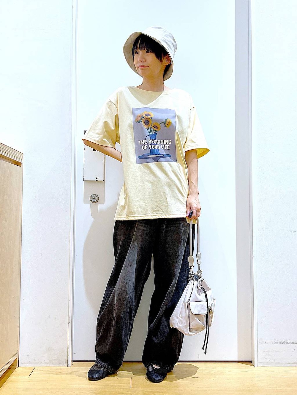 「リラックス、若見え、ゆったり、休日コーデ、骨格ウェーブ、LAKOLE、デニムパンツ、カジュアルコーデ、Tシャツ、巾着バッグ、ショルダーバッグ、おでかけ、ハット、夏コーデ、シンプルコーデ」｜「LAKOLEのカーブデニムパンツ / 134482（デニムパンツ、ブラック系）」を使った、あおき@LAKOLE海老名さん（レディース・156cm）の夏コーディネートの2枚目の写真