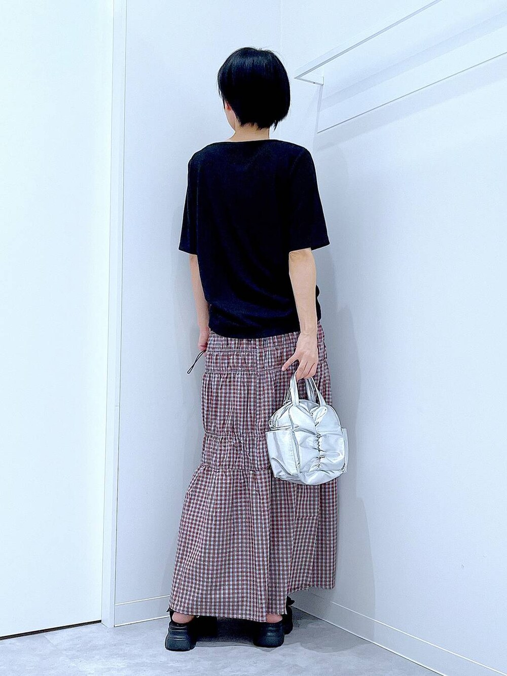 ブラック系のサンダル、ブラック系のTシャツ/カットソー、その他のショルダーバッグを着用したレディースの夏コーディネートの5枚目の写真