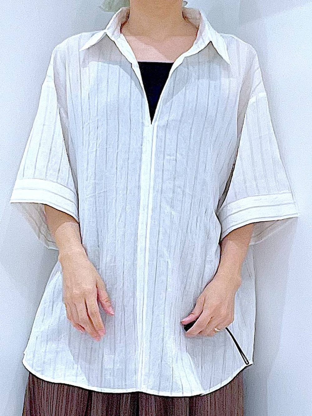 ブラウン系のその他パンツ、ホワイト系のハンドバッグ、ホワイト系のシャツ/ブラウスを着用したレディースの夏コーディネートの7枚目の写真