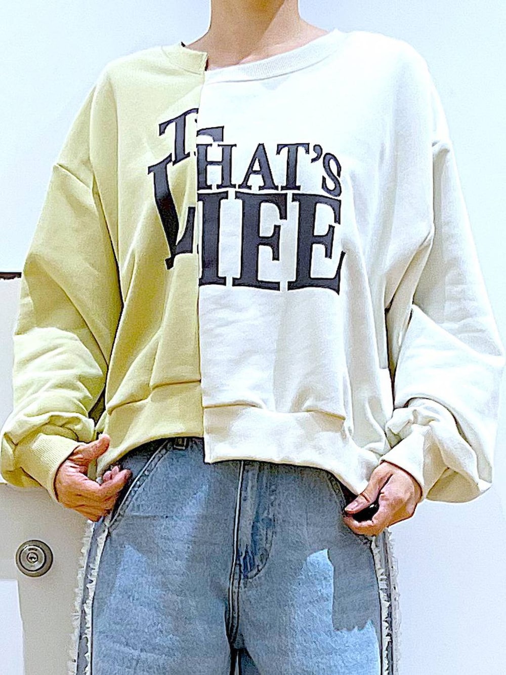 「リラックス、若見え、ゆったり、休日コーデ、骨格ウェーブ、LAKOLE、スウェット、カジュアルコーデ、春コーデ、シンプルコーデ、デニムパンツ、ショルダーバッグ、ブーツ、カジュアル」｜「LAKOLEのニットスニーカーソールブーツ / 140064（ブーツ、ブラック系）」を使った、あおき@LAKOLE海老名さん（レディース・156cm）の冬コーディネートの7枚目の写真