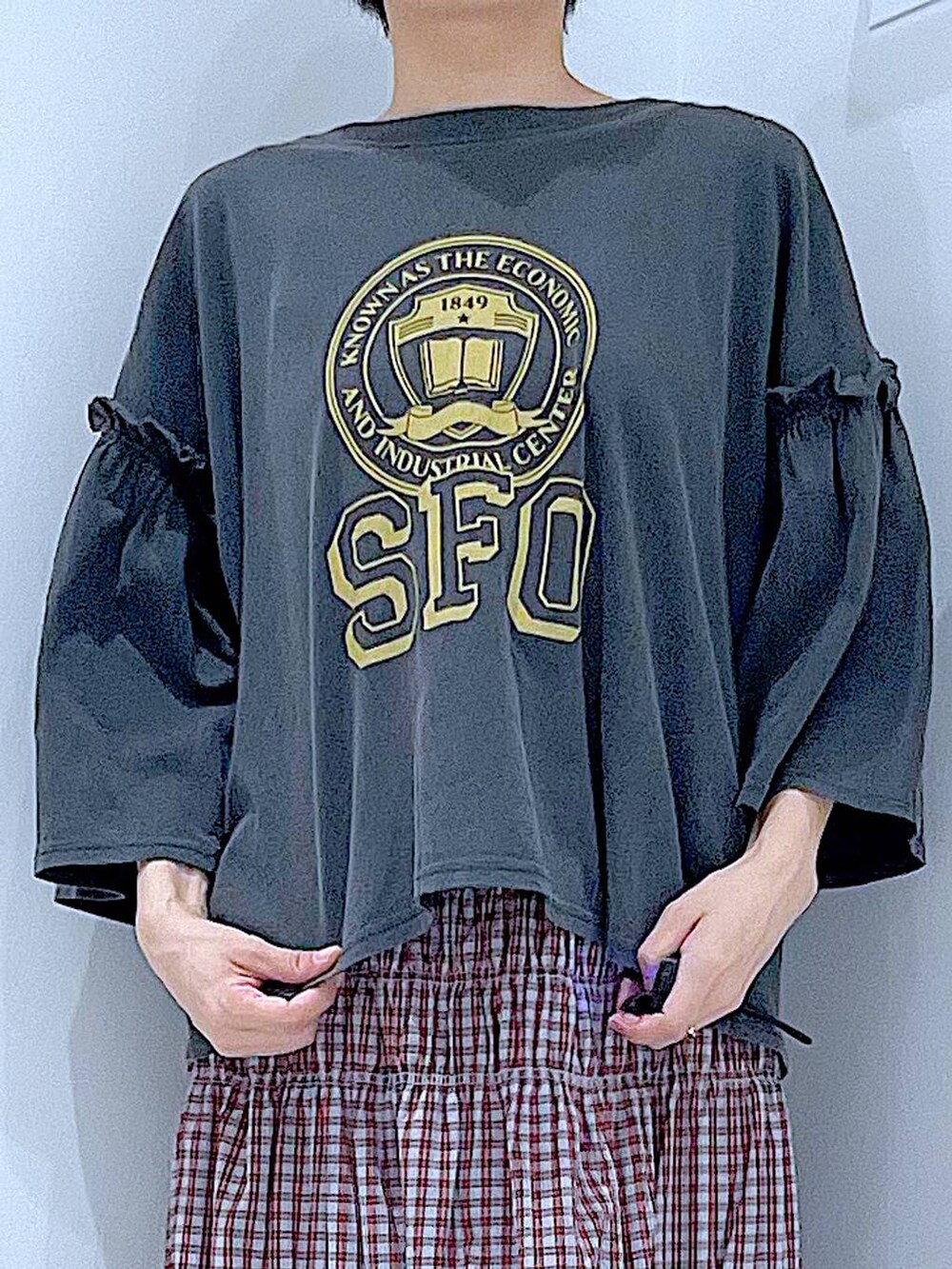 ブラック系のサンダル、ブラック系のショルダーバッグ、グレー系のTシャツ/カットソーを着用したレディースの夏コーディネートの7枚目の写真