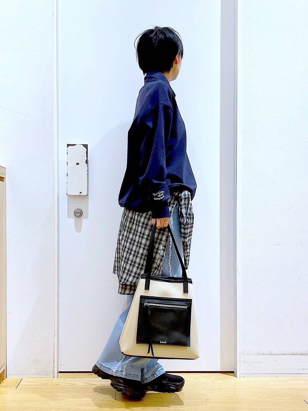 「リラックス、若見え、ゆったり、休日コーデ、骨格ウェーブ、LAKOLE、スウェット、シャツ、デニムパンツ、カジュアルコーデ、春コーデ、チェック、トートバッグ、ブーツ、シンプルコーデ」｜「LAKOLEのニットスニーカーソールブーツ / 140064（ブーツ、ブラック系）」を使った、あおき@LAKOLE海老名さん（レディース・156cm）の冬コーディネートの4枚目の写真