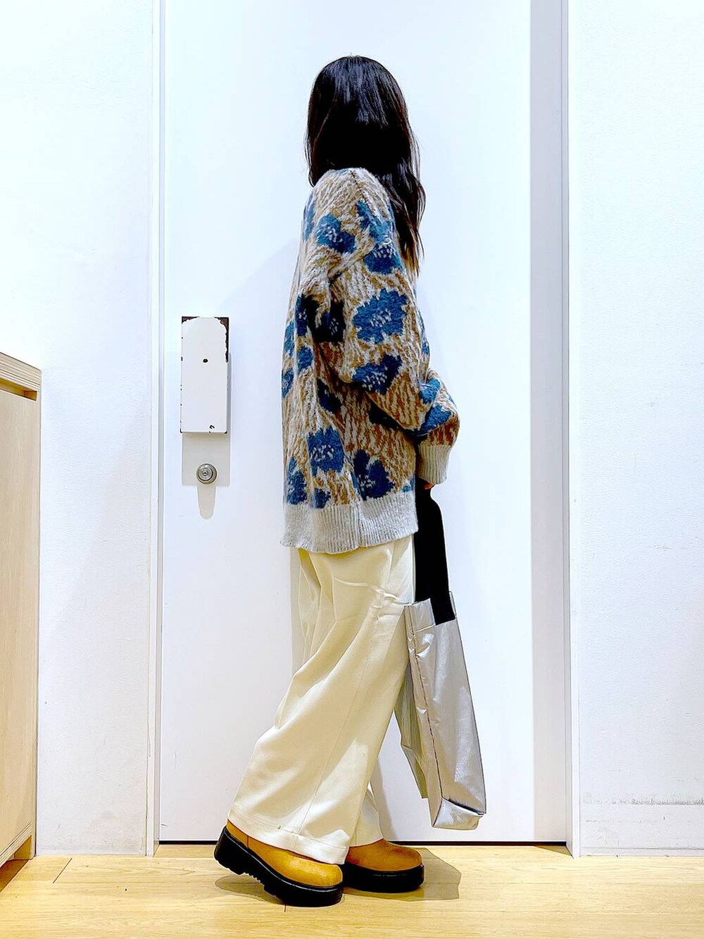 グレー系のニット/セーター、ベージュ系のブーツ、ベージュ系のその他パンツを着用したレディースの冬コーディネートの4枚目の写真