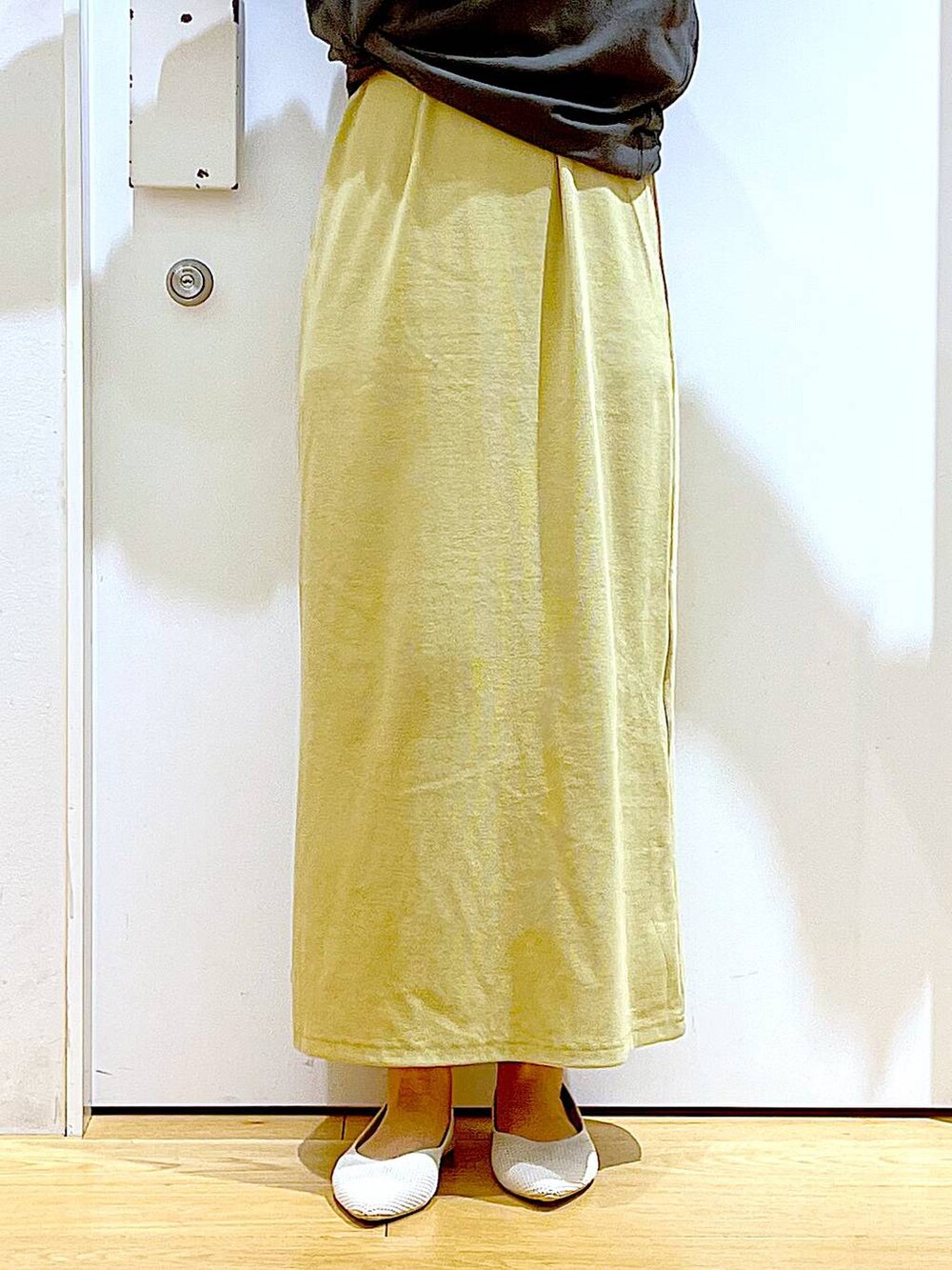 ホワイト系のショルダーバッグ、イエロー系のワンピース、ホワイト系のパンプスを着用したレディースの春コーディネートの8枚目の写真